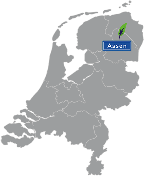 Landkaart Nederland grijs - locatie Dagnall Taleninstituut in Assen - aangegeven met blauw plaatsnaambord met witte letters en Dagnall veer - op transparante achtergrond - 600 * 733 pixels